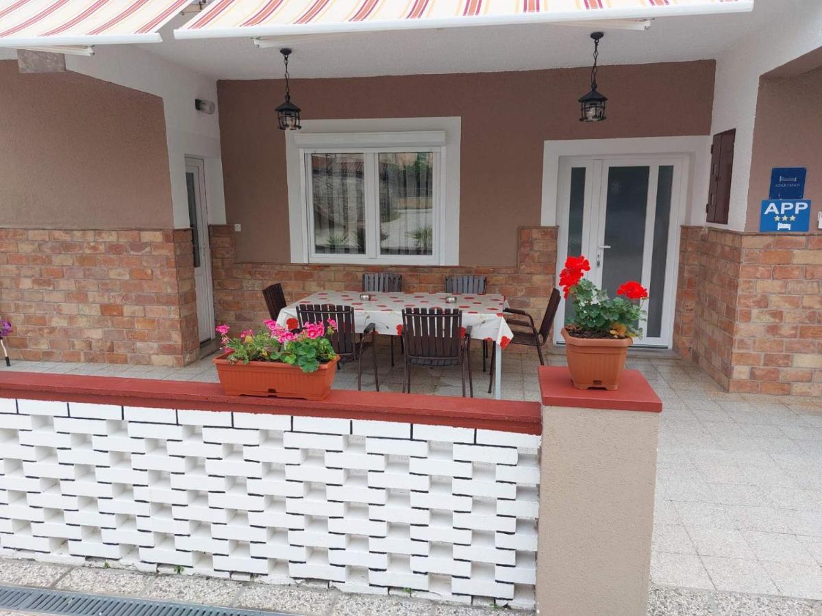 Apartments Baksa Kanfanar Luaran gambar